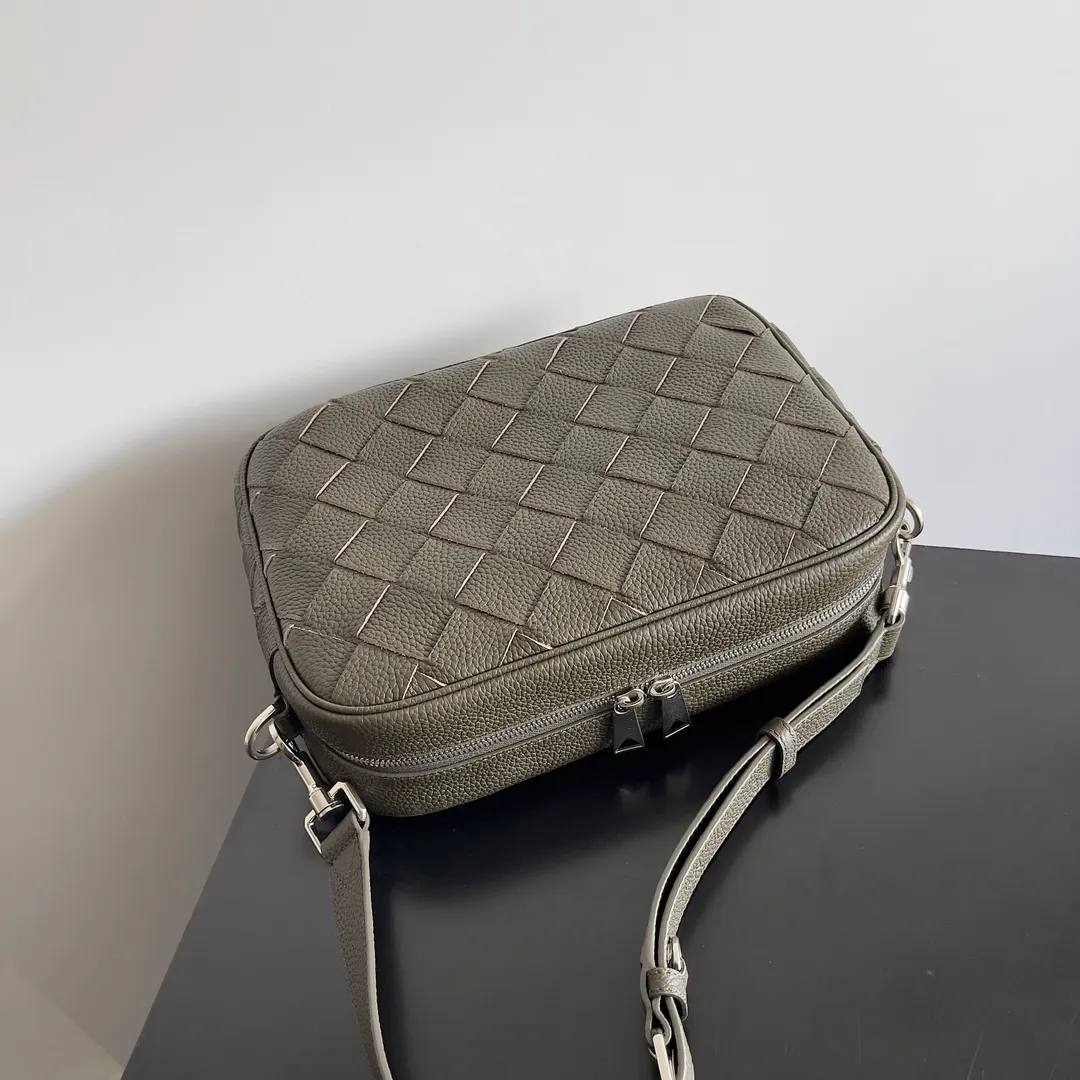 Those who have touched Batch 1820 cowhide with lychee pattern must understand that it is soft and high-grade. BOTTEGA VENETA's 2024 new men's INTRECCIATO woven camera bag uses lychee pattern and classic weaving to enhance the texture of the entire bag. It is durable and the matte material is very suitable for autumn and winter wear. In terms of capacity, this bag is not inferior to other bags. It has compartments inside, making it easy to store important things. Style number: 755925 Size: 29*19.5*7.5cm